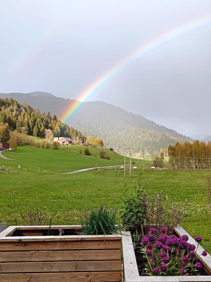 Orheimstunet - Gardsferie For Storfamilien Der Ogsa Hunden Er Velkommen Starheim Exterior photo